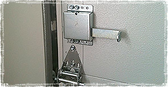 A Garage Door Vacation Lock