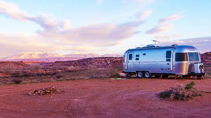 Off-grid RV Trailer